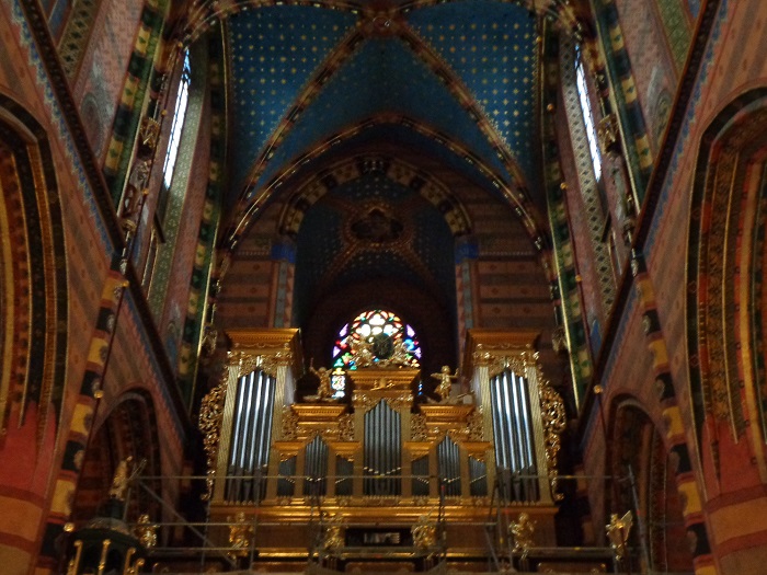 KR kosciol Mariacki chor.JPG