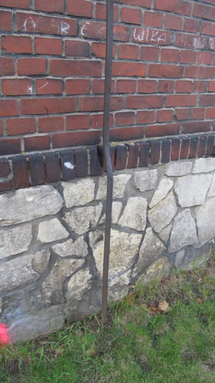 Podobne wgłebienie zauważone w Gliwicach - Łabędach, gdzie zachowała się oryginalna lampa.jpg