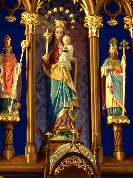 Lapczyca kosciol rzezba Madonny w oltarzu glownym.JPG