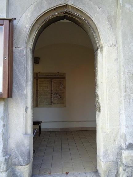 Dzialoszyce kosciol portal gotycki.JPG