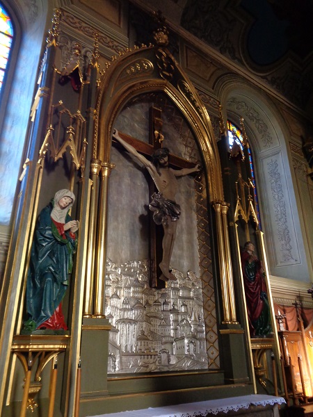 Wieliczka kosciol oltarz z krucyfiksem.JPG