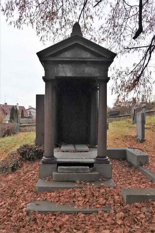 Krnov - cmentarz żydowski (8).JPG