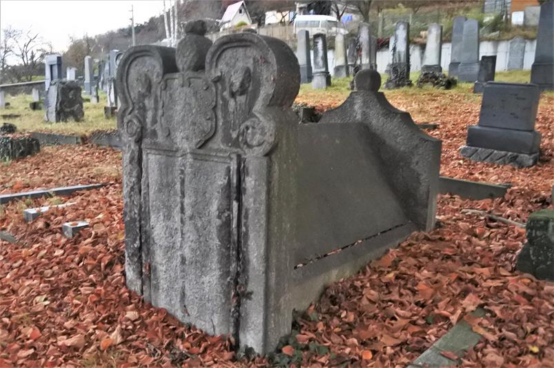 Krnov - cmentarz żydowski (20).JPG
