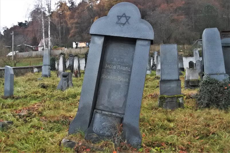 Krnov - cmentarz żydowski (24).JPG