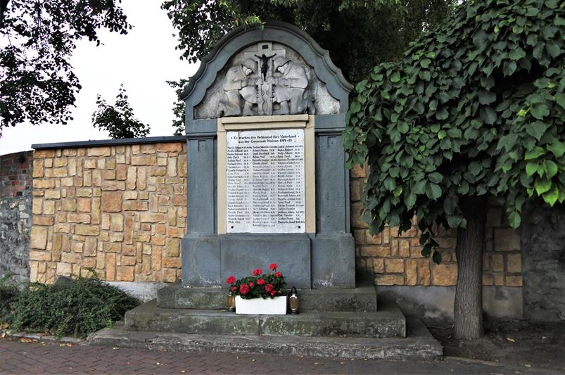 Walce - pomnik wojenny (1).JPG