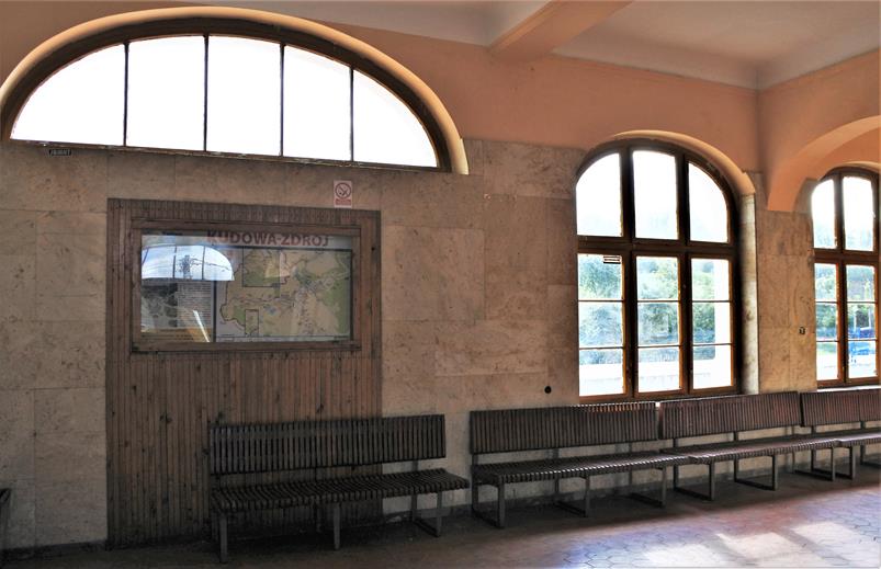 Wnętrze dworca - stan z 2019 roku (4).JPG