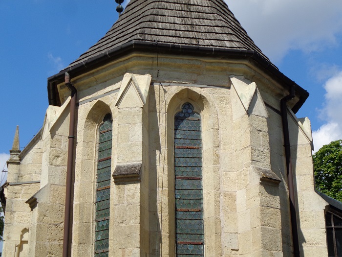 Stara Zagosc kosciol prezbiterium przypory i okna.JPG