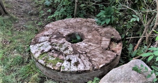 Kamień młyński z wiatraka - koźlaka (2).jpg