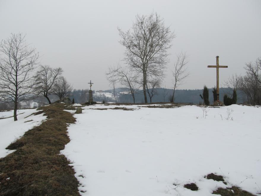 Wyróżniki śniegowe podkreślają miejsc, gdzie niegdyś znajdował się mur otaczający cmentarz i kościół %281%29.jpg