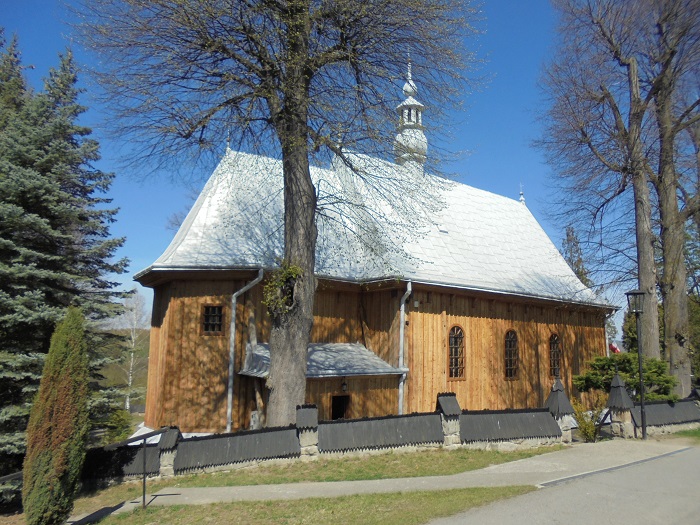 Roznow kosciol widok na el boczna.JPG