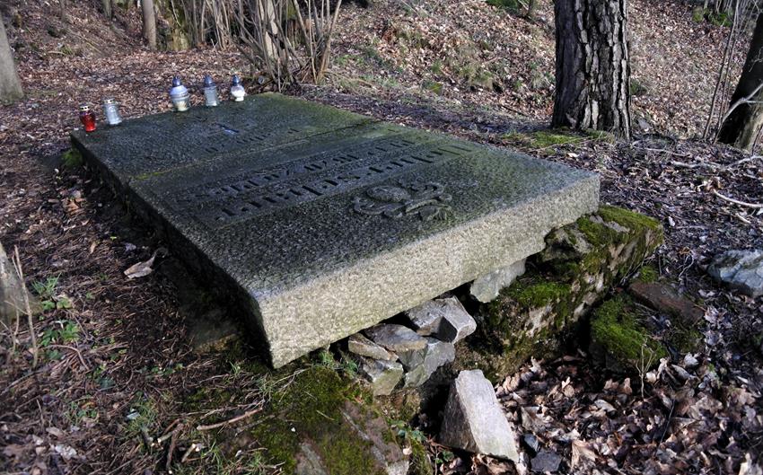 Samotny grobowiec (9).JPG