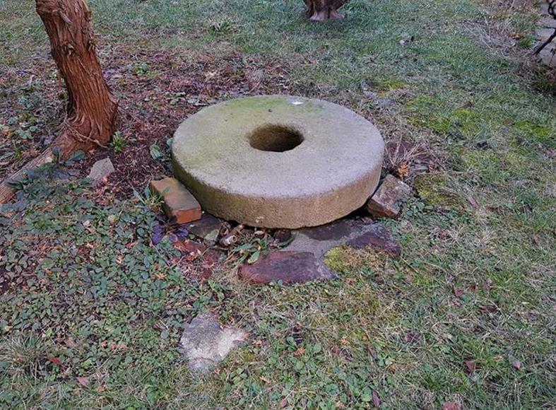 Kamien młyński zabezpieczający studnię (3).jpg