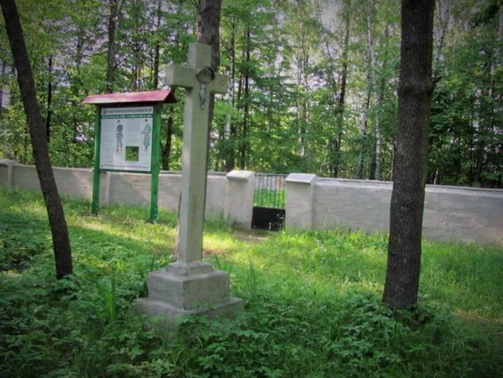 Krzyż, tablica informacyjna i cmentarz.jpg