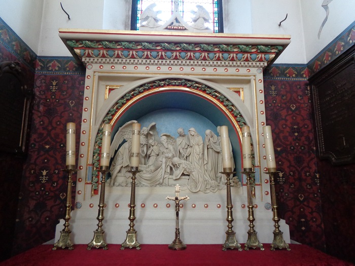 Okocim kosciol oltarz w kaplicy Goetz Okocimskich.JPG