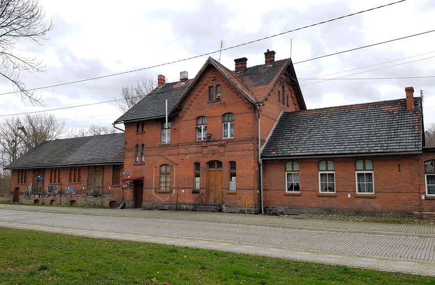 Niemcza, dworzec kolejowy (1).jpg