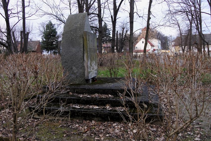 Pomnik Poległych nad rzeką (7).JPG