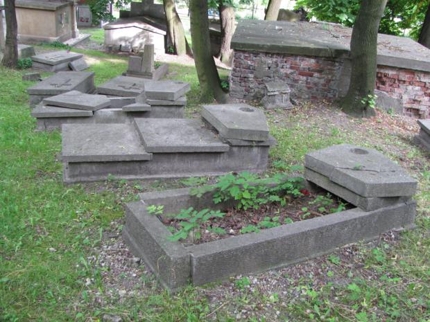 Betonowe, współczesne groby.JPG