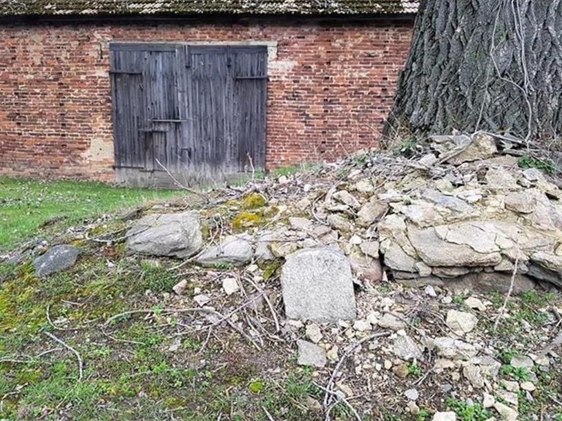 Kamień przed stodołą (4).jpg