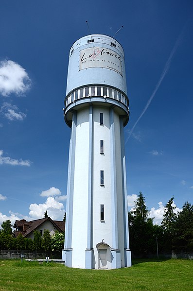 Lubliniec_-_wieża_ciśnień_przy_ul._Kochcickiej_2019-06-01.jpg