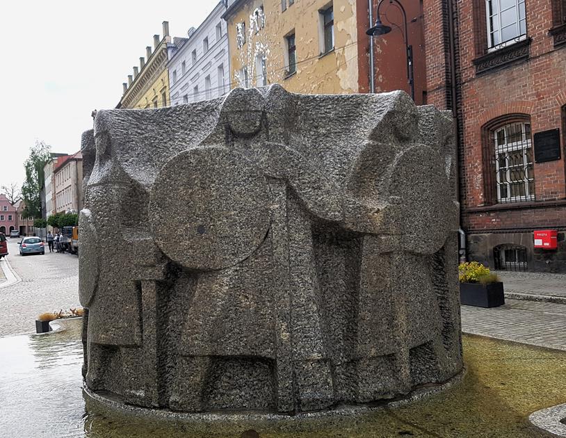 Niemcza - fontanna (3).jpg