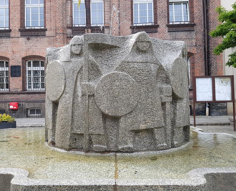Niemcza - fontanna (2).jpg
