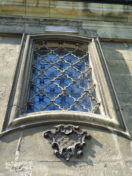 Jedrzejow klasztor barokowe okno.JPG