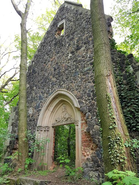 Dobrocin - ruiny kaplicy i mauzoleum (1).jpg