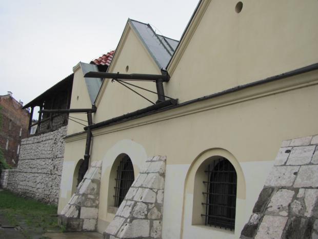 Synagoga Stara i mur w tle.JPG