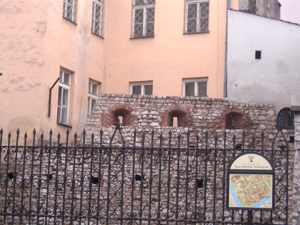 Fragment murów przy Synagodze Kupa.jpg
