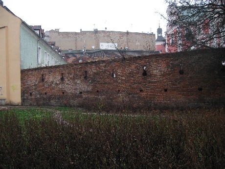 Mur przy ul. Wrocławskiej 2.jpg