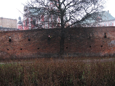 Mur przy ul. Wrocławskiej.jpg