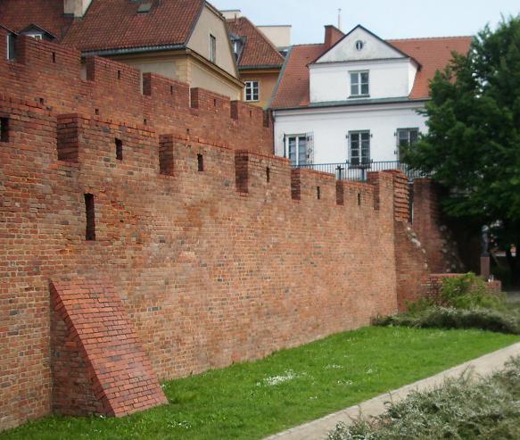 Mury Warszawy -  widok z ul. Podwale.JPG