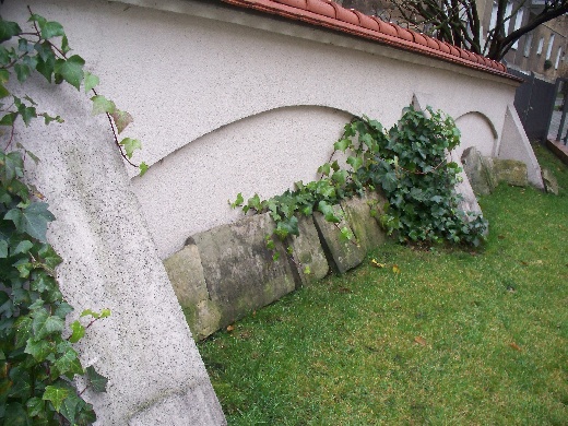 Lapidarium ze starych nagrobków (1).jpg