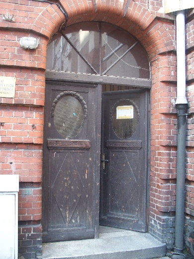Wejście do dawnej synagogi.jpg