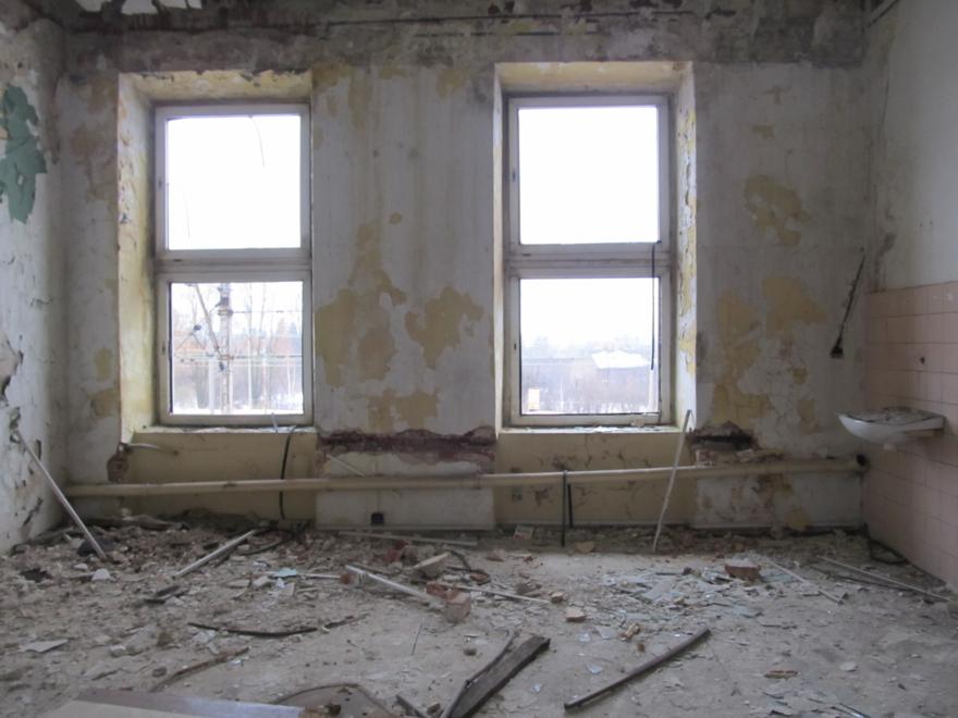 Pomieszczenia na piętrze - zrujnowane i puste ..jpg