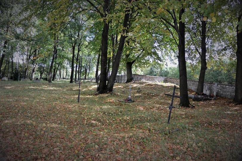 Stary cmentarz w Płokach (1).JPG