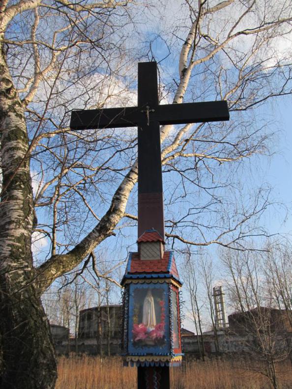 Krzyż z kapliczką.jpg