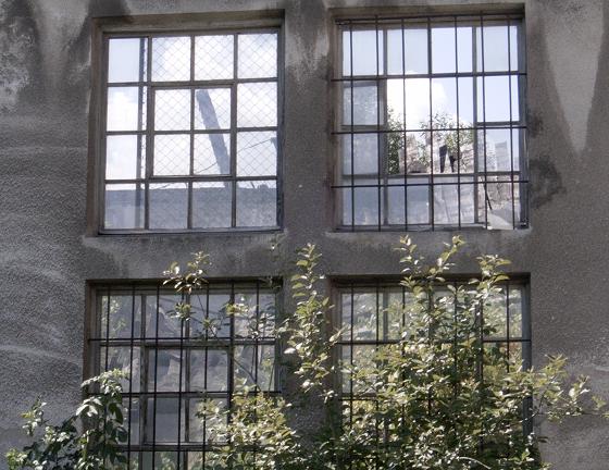Młyn w Gdowie - okna ruin elektrowni wodnej.JPG