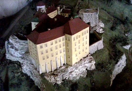 Ekspozycje na zamku w Wisniczu - zamki polskie 2.jpg