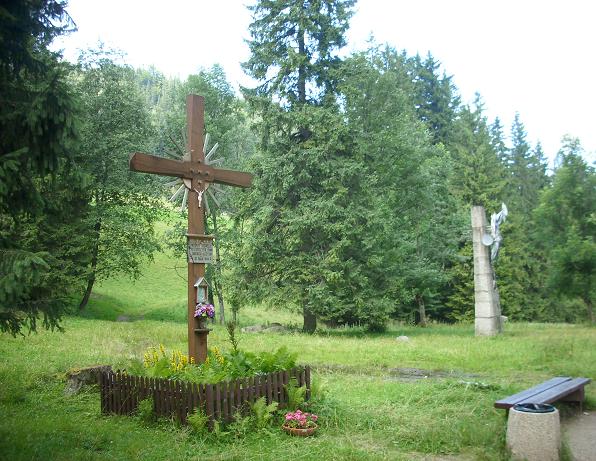 Droga do Kuźnic - pomnik i krzyż - fot. 4.JPG