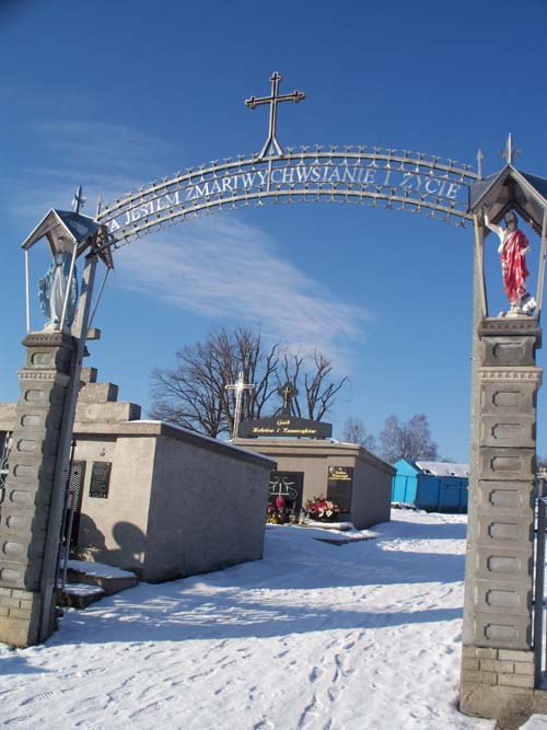 Jedna z bram cmentarza w Trzcianie.JPG