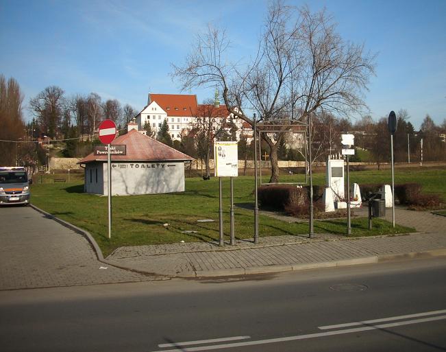 72 rocznica barbórkowej egzekucji w Wieliczce - otoczenie pomnika.JPG