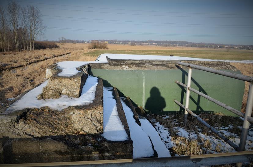 Schron i schody na tamę.JPG