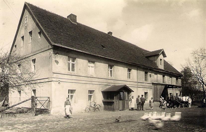 Młyn Gospodarczy Rodziny Kucias. Przed rozbudową - lata 30. XX wieku. Zdjęcie pochodzi ze strony internetowej zakładu.jpg