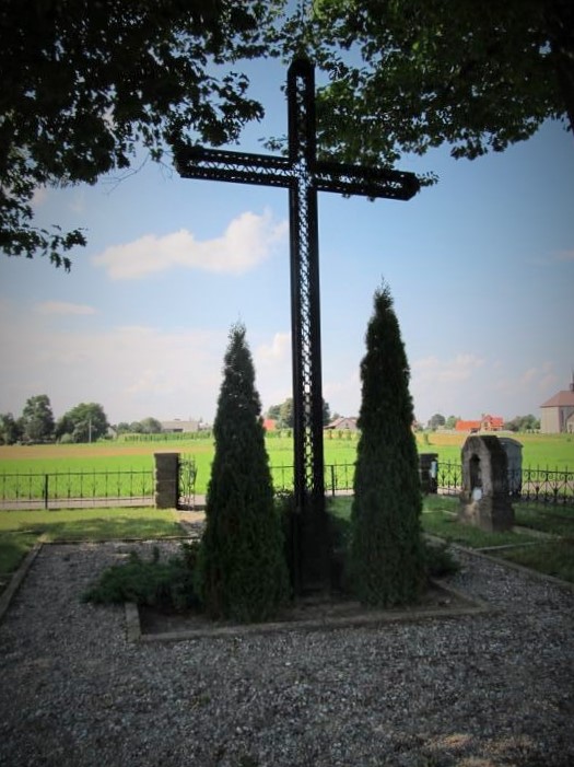 Krzyż na środku cmentarza.jpg