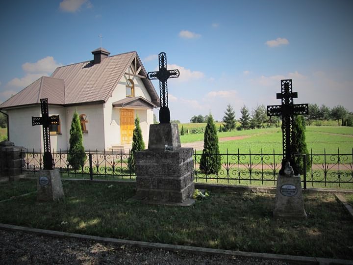 Krzyż centralny i dwa groby.jpg