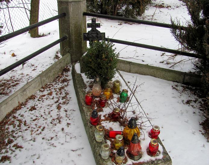 Cmentarz wojenny nr 375 w Gdowie - grób w prawym narożniku.JPG