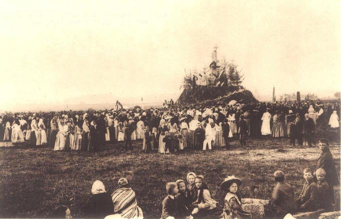 Odsłonięcie pomnika na kopcu 19.08.1906 r. Zakład Fotograf. W.J.Gargul z Bochni.JPG