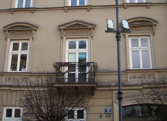 1. Balkon z motywem menory - Kraków Pl. Matejki.JPG