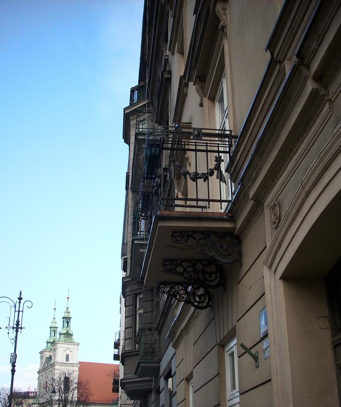 3. Balkon z motywem menory - Kraków Pl. Matejki.JPG